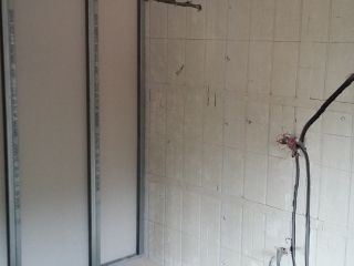 Installation des gaines dans de l’isolant en polystyrène